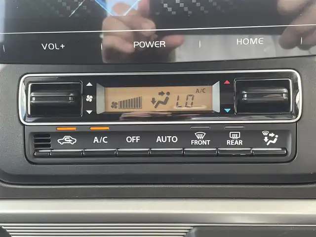 スズキ スペーシア ギア HYBRID XZ 東京都 2023(令5)年 0.3万km ピュアホワイトP スズキセーフティサポート/・デュアルカメラブレーキサポート/・車線逸脱警報機能/・先行車発進お知らせ機能/・誤発進抑制機能/・アダプティブクルーズコントロール/・コーナーセンサー/・ヘッドアップディスプレイ/プッシュスタート/アイドリングストップ/社外10型ディスプレイオーディオ/両側パワースライドドア/シートヒーター/パーソナルテーブル/スリムサーキュレーター/LEDヘッドライト/ルーフレール/14インチ純正アルミホイール/スマートキー