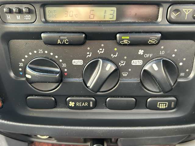 トヨタ ランドクルーザー VX－LTD 愛知県 1999(平11)年 18.2万km 緑 ワンオーナー/4WD/社外ナビ/純正オーディオプレーヤー(AM/CD)/クルーズコントロール/ETC/ドアバイザー/ルーフキャリア/取説/保証書/スペアキー