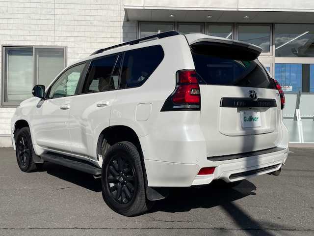 トヨタ ランドクルーザー プラド TX Lパッケージ マットブラED 青森県 2022(令4)年 1.5万km ホワイトパールクリスタルシャイン ワンオーナー/TRDエアロパーツ（フロント、リア）/エンジンスターター/スペアキー/チルト＆スライド電動ムーンルーフ/寒冷地仕様/ルーフレール/ベージュ本革シート/ETC/ドライブレコーダー/ディスプレイオーディオ/マルチテレインモニター（フロント、サイド、バック）/メーカーナビ（Apple car play/Android Auto/AM/FM/Bluetooth/TV)/フロントフォグランプ/リアフォグランプ/シートヒーター(D/N)/取扱説明書/ナビ取扱説明書/保証書