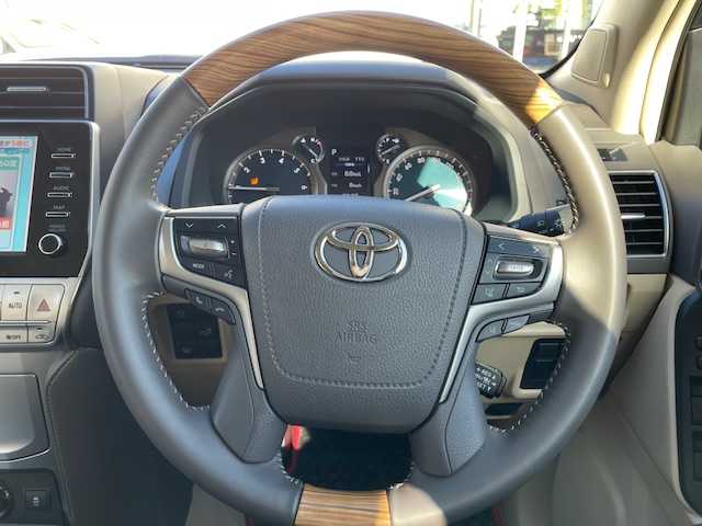 トヨタ ランドクルーザー プラド TX Lパッケージ マットブラED 青森県 2022(令4)年 1.5万km ホワイトパールクリスタルシャイン ワンオーナー/TRDエアロパーツ（フロント、リア）/エンジンスターター/スペアキー/チルト＆スライド電動ムーンルーフ/寒冷地仕様/ルーフレール/ベージュ本革シート/ETC/ドライブレコーダー/ディスプレイオーディオ/マルチテレインモニター（フロント、サイド、バック）/メーカーナビ（Apple car play/Android Auto/AM/FM/Bluetooth/TV)/フロントフォグランプ/リアフォグランプ/シートヒーター(D/N)/取扱説明書/ナビ取扱説明書/保証書