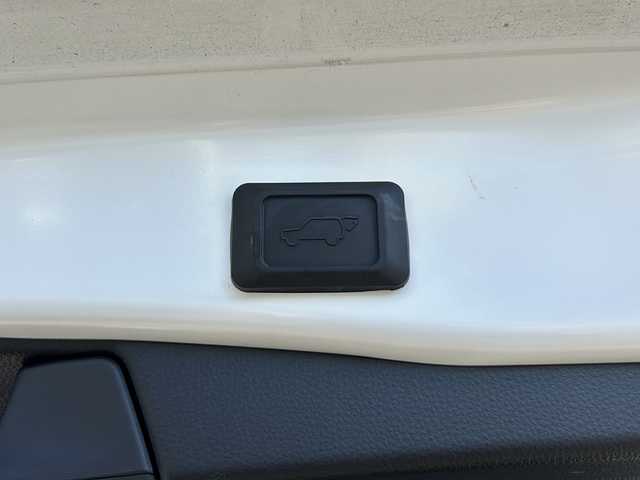 トヨタ ＲＡＶ４ HV アドベンチャー オフロードPKGⅡ 静岡県 2023(令5)年 4.5万km スーパーホワイトⅡ 純正SDナビ/・フルセグＴＶ/・Bluetooth/・USB/・AM/・FM/主要装備/・衝突軽減/・レーンキープ/・追従クルコン/・BSM/・コーナーセンサー前後/・全方位カメラ/・ETC2.0/・ドラレコ/・パワーシートD席/・レザーシート/・シートヒーターD/N席/・エアシートD/N席/・デジタルインナーミラー/・純正フロアマット/・純正アルミホイール/・LEDヘッドライト/・オートハイビーム/・オートホールド/・スペアキー1本