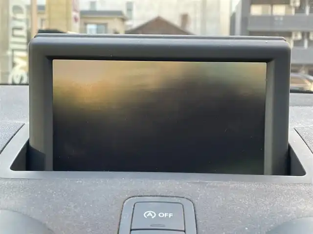 アウディ Ａ１ スポーツバック 1．4TFSI 道央・札幌 2013(平25)年 9.2万km スフィアブルーメタリック ・４WD/・純正メモリナビ/CD／DVD／BT／SD／フルセグTV/・バックカメラ/・ビルトインETC/・ステアリングスイッチ/・マニュアルモード/・横滑り防止装置/・オートライト/・フォグランプ/・電動格納ミラー/・純正15インチAW冬タイヤ/・純正フロアマット/・プッシュスタート/・スマートキー/・取扱説明書有/・保証書有