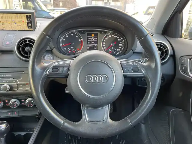 アウディ Ａ１ スポーツバック 1．4TFSI 道央・札幌 2013(平25)年 9.2万km スフィアブルーメタリック ・４WD/・純正メモリナビ/CD／DVD／BT／SD／フルセグTV/・バックカメラ/・ビルトインETC/・ステアリングスイッチ/・マニュアルモード/・横滑り防止装置/・オートライト/・フォグランプ/・電動格納ミラー/・純正15インチAW冬タイヤ/・純正フロアマット/・プッシュスタート/・スマートキー/・取扱説明書有/・保証書有