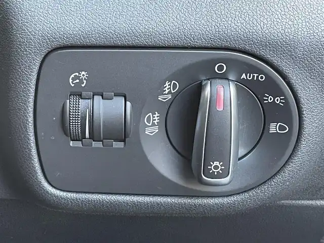 アウディ Ａ１ スポーツバック 1．4TFSI 道央・札幌 2013(平25)年 9.2万km スフィアブルーメタリック ・４WD/・純正メモリナビ/CD／DVD／BT／SD／フルセグTV/・バックカメラ/・ビルトインETC/・ステアリングスイッチ/・マニュアルモード/・横滑り防止装置/・オートライト/・フォグランプ/・電動格納ミラー/・純正15インチAW冬タイヤ/・純正フロアマット/・プッシュスタート/・スマートキー/・取扱説明書有/・保証書有