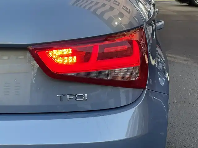 アウディ Ａ１ スポーツバック 1．4TFSI 道央・札幌 2013(平25)年 9.2万km スフィアブルーメタリック ・４WD/・純正メモリナビ/CD／DVD／BT／SD／フルセグTV/・バックカメラ/・ビルトインETC/・ステアリングスイッチ/・マニュアルモード/・横滑り防止装置/・オートライト/・フォグランプ/・電動格納ミラー/・純正15インチAW冬タイヤ/・純正フロアマット/・プッシュスタート/・スマートキー/・取扱説明書有/・保証書有