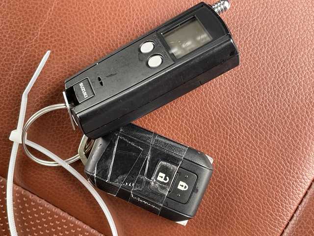 スズキ ジムニー XC 千葉県 2023(令5)年 0.6万km ミディアムグレー 8型ナビCN-RZ875　バックカメラ　革調カバー　シートヒーター　ドラレコ　クルコン　コンビハンドル　ルーフラック　リアラダー　LEDライト　オートライト　外グリル　セーフティサポート　ラバーマット