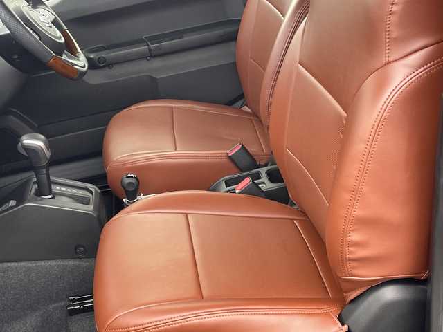 スズキ ジムニー XC 千葉県 2023(令5)年 0.6万km ミディアムグレー 8型ナビCN-RZ875　バックカメラ　革調カバー　シートヒーター　ドラレコ　クルコン　コンビハンドル　ルーフラック　リアラダー　LEDライト　オートライト　外グリル　セーフティサポート　ラバーマット