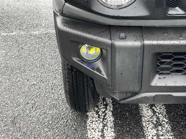 スズキ ジムニー XC 千葉県 2023(令5)年 0.6万km ミディアムグレー 8型ナビCN-RZ875　バックカメラ　革調カバー　シートヒーター　ドラレコ　クルコン　コンビハンドル　ルーフラック　リアラダー　LEDライト　オートライト　外グリル　セーフティサポート　ラバーマット