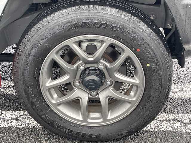 スズキ ジムニー XC 千葉県 2023(令5)年 0.6万km ミディアムグレー 8型ナビCN-RZ875　バックカメラ　革調カバー　シートヒーター　ドラレコ　クルコン　コンビハンドル　ルーフラック　リアラダー　LEDライト　オートライト　外グリル　セーフティサポート　ラバーマット