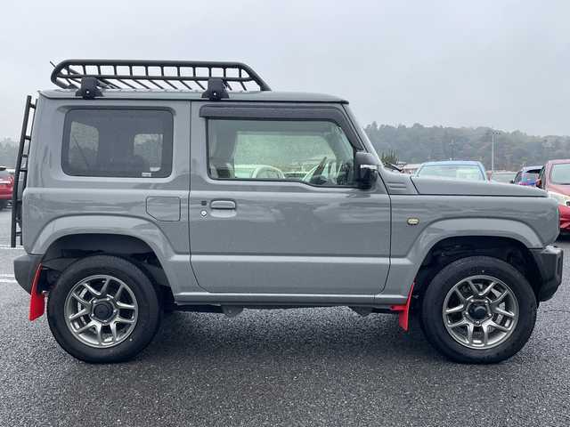 スズキ ジムニー XC 千葉県 2023(令5)年 0.6万km ミディアムグレー 8型ナビCN-RZ875　バックカメラ　革調カバー　シートヒーター　ドラレコ　クルコン　コンビハンドル　ルーフラック　リアラダー　LEDライト　オートライト　外グリル　セーフティサポート　ラバーマット
