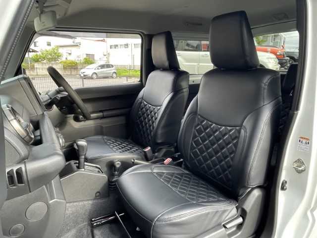 スズキ ジムニー XC 福島県 2023(令5)年 0.8万km ピュアホワイトP AIS検査済み/【2504036182】/ワンオーナー/マキシス6.50R16ブロックタイヤ（社外）/クリアサイドマーカー（社外）/LEDフォグ/社外LEDウィンカー/シートカバー（社外）/純正フロアマット/前席シートヒーター/USB入力/BT/CD/取扱説明書/保証書/スペアキー×１/ドアバイザー/16AW エクストリームJ(社外）/2インチリフトアップキット（社外）/APIOヴィンテージアイアングリル（社外）/SUZUKIクラシックエンブレム(社外）/ATOTO 9インチ（社外）/フロントカメラ（社外）/モニター（社外）/社外パーツ取付有