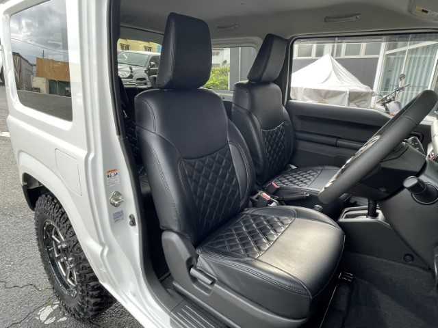 スズキ ジムニー XC 福島県 2023(令5)年 0.8万km ピュアホワイトP AIS検査済み/【2504036182】/ワンオーナー/マキシス6.50R16ブロックタイヤ（社外）/クリアサイドマーカー（社外）/LEDフォグ/社外LEDウィンカー/シートカバー（社外）/純正フロアマット/前席シートヒーター/USB入力/BT/CD/取扱説明書/保証書/スペアキー×１/ドアバイザー/16AW エクストリームJ(社外）/2インチリフトアップキット（社外）/APIOヴィンテージアイアングリル（社外）/SUZUKIクラシックエンブレム(社外）/ATOTO 9インチ（社外）/フロントカメラ（社外）/モニター（社外）/社外パーツ取付有