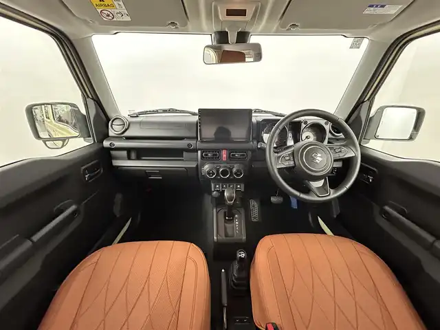 スズキ ジムニー XC 道央・札幌 2024(令6)年 0.4万km シフォンアイボリーM ・ＧＩＧＥＡＲオフロード仕様/・大型グリルガード/・ルーフラック/・リアラダー/・１．５インチリフトアップ（純正車内）/・オーバーフェンダー/・10インチフローティングナビ/・ブラウンキルティングレザーシートカバー/・シートヒーター/・衝突被害軽減ブレーキ/・レーンキープアシスト/・クルーズコントロール/・オートハイビーム/・ヘッドライトウォッシャー/・プッシュスタート/・スマートキー/・横滑り防止装置/・METAL ROCK 16インチビートリングホイール/・TOYO OPEN COUNTRY RT185/85R16