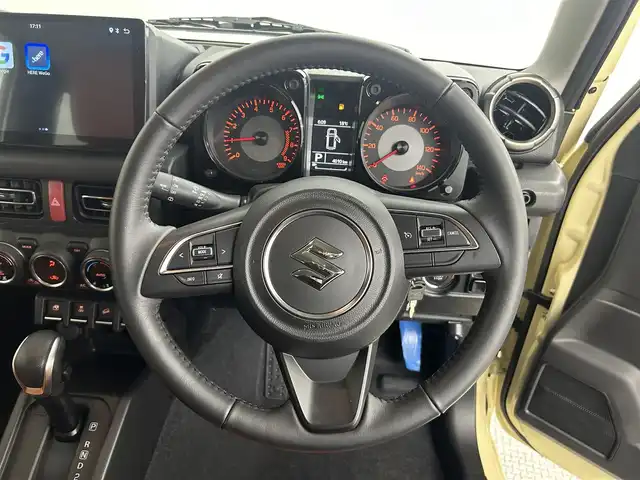 スズキ ジムニー XC 道央・札幌 2024(令6)年 0.4万km シフォンアイボリーM ・ＧＩＧＥＡＲオフロード仕様/・大型グリルガード/・ルーフラック/・リアラダー/・１．５インチリフトアップ（純正車内）/・オーバーフェンダー/・10インチフローティングナビ/・ブラウンキルティングレザーシートカバー/・シートヒーター/・衝突被害軽減ブレーキ/・レーンキープアシスト/・クルーズコントロール/・オートハイビーム/・ヘッドライトウォッシャー/・プッシュスタート/・スマートキー/・横滑り防止装置/・METAL ROCK 16インチビートリングホイール/・TOYO OPEN COUNTRY RT185/85R16