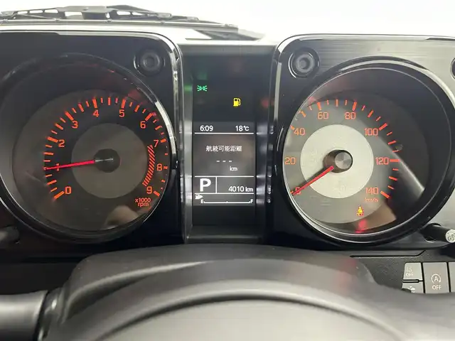 スズキ ジムニー XC 道央・札幌 2024(令6)年 0.4万km シフォンアイボリーM ・ＧＩＧＥＡＲオフロード仕様/・大型グリルガード/・ルーフラック/・リアラダー/・１．５インチリフトアップ（純正車内）/・オーバーフェンダー/・10インチフローティングナビ/・ブラウンキルティングレザーシートカバー/・シートヒーター/・衝突被害軽減ブレーキ/・レーンキープアシスト/・クルーズコントロール/・オートハイビーム/・ヘッドライトウォッシャー/・プッシュスタート/・スマートキー/・横滑り防止装置/・METAL ROCK 16インチビートリングホイール/・TOYO OPEN COUNTRY RT185/85R16