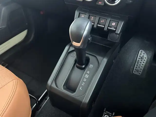 スズキ ジムニー XC 道央・札幌 2024(令6)年 0.4万km シフォンアイボリーM ・ＧＩＧＥＡＲオフロード仕様/・大型グリルガード/・ルーフラック/・リアラダー/・１．５インチリフトアップ（純正車内）/・オーバーフェンダー/・10インチフローティングナビ/・ブラウンキルティングレザーシートカバー/・シートヒーター/・衝突被害軽減ブレーキ/・レーンキープアシスト/・クルーズコントロール/・オートハイビーム/・ヘッドライトウォッシャー/・プッシュスタート/・スマートキー/・横滑り防止装置/・METAL ROCK 16インチビートリングホイール/・TOYO OPEN COUNTRY RT185/85R16