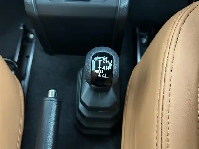 スズキ ジムニー XC 道央・札幌 2024(令6)年 0.4万km シフォンアイボリーM ・ＧＩＧＥＡＲオフロード仕様/・大型グリルガード/・ルーフラック/・リアラダー/・１．５インチリフトアップ（純正車内）/・オーバーフェンダー/・10インチフローティングナビ/・ブラウンキルティングレザーシートカバー/・シートヒーター/・衝突被害軽減ブレーキ/・レーンキープアシスト/・クルーズコントロール/・オートハイビーム/・ヘッドライトウォッシャー/・プッシュスタート/・スマートキー/・横滑り防止装置/・METAL ROCK 16インチビートリングホイール/・TOYO OPEN COUNTRY RT185/85R16