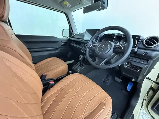 スズキ ジムニー XC 道央・札幌 2024(令6)年 0.4万km シフォンアイボリーM ・ＧＩＧＥＡＲオフロード仕様/・大型グリルガード/・ルーフラック/・リアラダー/・１．５インチリフトアップ（純正車内）/・オーバーフェンダー/・10インチフローティングナビ/・ブラウンキルティングレザーシートカバー/・シートヒーター/・衝突被害軽減ブレーキ/・レーンキープアシスト/・クルーズコントロール/・オートハイビーム/・ヘッドライトウォッシャー/・プッシュスタート/・スマートキー/・横滑り防止装置/・METAL ROCK 16インチビートリングホイール/・TOYO OPEN COUNTRY RT185/85R16