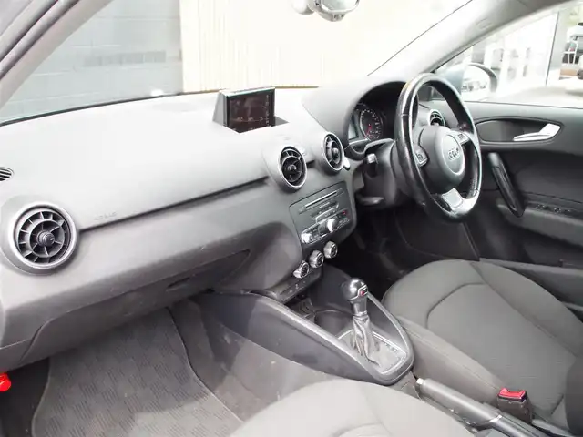 アウディ Ａ１ SB 1．0TFSI 埼玉県 2017(平29)年 9.6万km 青 パークセンサー/Bluetooth/MMIナビ/ワンセグTV/ETC/純正15インチAW/ハンドルスイッチ