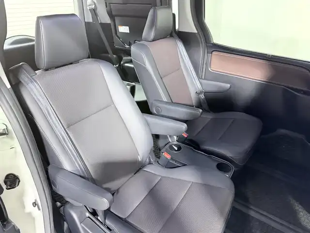 トヨタ エスクァイア Gi 大阪府 2014(平26)年 5.9万km ホワイトパールクリスタルシャイン 純正大型ナビＴＶ　フリップダウンモニター　黒革シート　バックカメラ　ビルトインＥＴＣ　ドラレコ　シートヒーター　両側パワスラ　オートハイビーム　ＬＥＤヘッドライト　フォグランプ　プッシュスタート