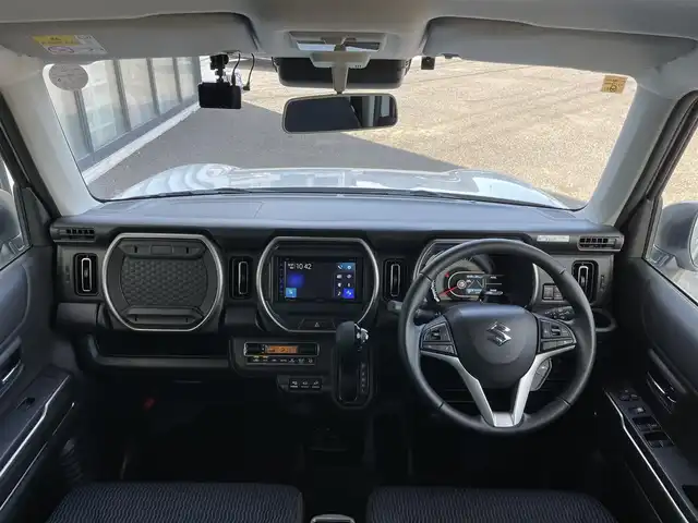 スズキ ハスラー Jスタイル Ⅱ 道央・札幌 2023(令5)年 0.6万km ピュアホワイトパール/ウッディブラウン2トーンルーフ ４WD/ワンオーナー/社外ディスプレイオーディオ/（FH-8500DVS) /AM/FM/CD/DVD/BT/デュアルカメラブレーキサポート/横滑り防止装置/レーダークルーズコントロール/ヒルディセントコントロール/グリップコントロール/レーンキープアシスト/リヤパーキングセンサー/バックカメラ/ビルトインETC/ドライブレコーダー/アイドリングストップ/SNOWMODE/前席シートヒーター/革巻きステアリング/ステアリングリモコン/プッシュスタート/スマートキー/LEDヘッドライト/オートライト/オートハイビーム/フォグランプ/電動格納ミラー/ヒーテッドドアミラー/ウィンカーミラー/フロアマット/社外AW付冬タイヤ積込/165/60/R15/2023年/山8mm