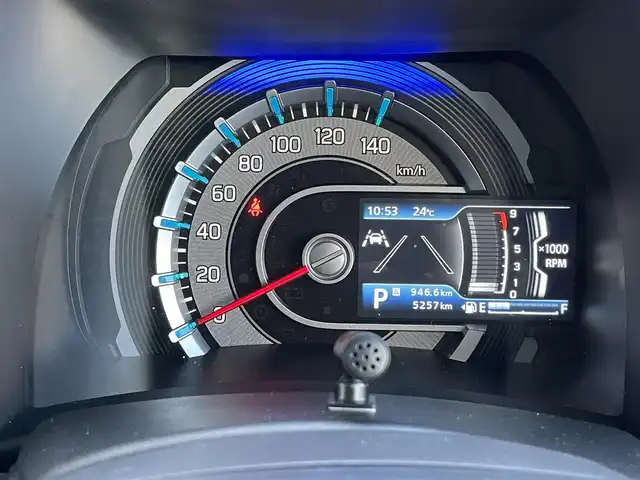 スズキ ハスラー Jスタイル Ⅱ 道央・札幌 2023(令5)年 0.6万km ピュアホワイトパール/ウッディブラウン2トーンルーフ ４WD/ワンオーナー/社外ディスプレイオーディオ/（FH-8500DVS) /AM/FM/CD/DVD/BT/デュアルカメラブレーキサポート/横滑り防止装置/レーダークルーズコントロール/ヒルディセントコントロール/グリップコントロール/レーンキープアシスト/リヤパーキングセンサー/バックカメラ/ビルトインETC/ドライブレコーダー/アイドリングストップ/SNOWMODE/前席シートヒーター/革巻きステアリング/ステアリングリモコン/プッシュスタート/スマートキー/LEDヘッドライト/オートライト/オートハイビーム/フォグランプ/電動格納ミラー/ヒーテッドドアミラー/ウィンカーミラー/フロアマット/社外AW付冬タイヤ積込/165/60/R15/2023年/山8mm