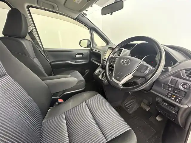 トヨタ ヴォクシー ZS 道央・札幌 2014(平26)年 12万km ホワイトパールクリスタルシャイン ・4WD/・寒冷地仕様/・純正メモリナビ/・フルセグ/BT/CD/DVD/・バックカメラ/・両側パワースライドドア/・アイドリングストップ/・純正エンジンスターター/・ドアロック連動ミラー/・ecoモード/・横滑り防止装置/・ステアリングスイッチ/・オートライト/・オートエアコン/・ドアロック連動ミラー/・スマートキー/・プッシュスタート