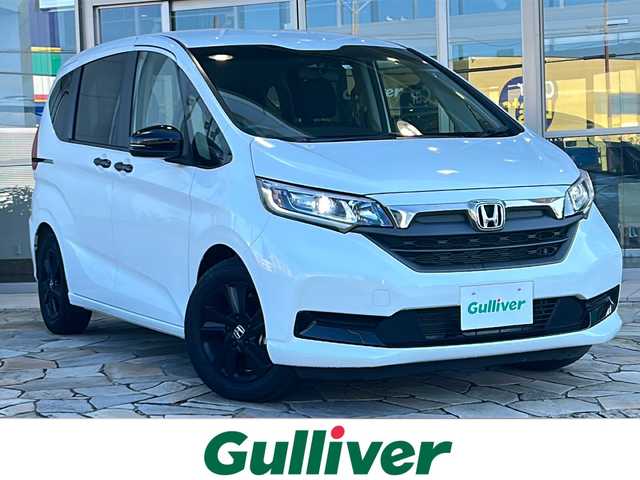 ホンダ フリード G ブラックスタイル 静岡県 2022(令4)年 1.4万km パール 純正ナビ（FM AM DVD SD フルセグTV Bluetooth）/バックカメラ/3列シート/両側パワースライドドア/アダプティブクルーズコントロール/シートヒーターD＋N席/チップアップシート/ETC/USB入力端子/ステアリングリモコン/ホンダセンシング/純正フロアマット/純正ナビアルミホイール/LEDヘッドライト/寒冷地仕様