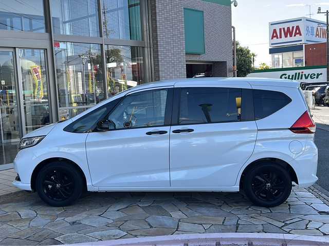 ホンダ フリード G ブラックスタイル 静岡県 2022(令4)年 1.4万km パール 純正ナビ（FM AM DVD SD フルセグTV Bluetooth）/バックカメラ/3列シート/両側パワースライドドア/アダプティブクルーズコントロール/シートヒーターD＋N席/チップアップシート/ETC/USB入力端子/ステアリングリモコン/ホンダセンシング/純正フロアマット/純正ナビアルミホイール/LEDヘッドライト/寒冷地仕様