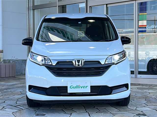 ホンダ フリード G ブラックスタイル 静岡県 2022(令4)年 1.4万km パール 純正ナビ（FM AM DVD SD フルセグTV Bluetooth）/バックカメラ/3列シート/両側パワースライドドア/アダプティブクルーズコントロール/シートヒーターD＋N席/チップアップシート/ETC/USB入力端子/ステアリングリモコン/ホンダセンシング/純正フロアマット/純正ナビアルミホイール/LEDヘッドライト/寒冷地仕様