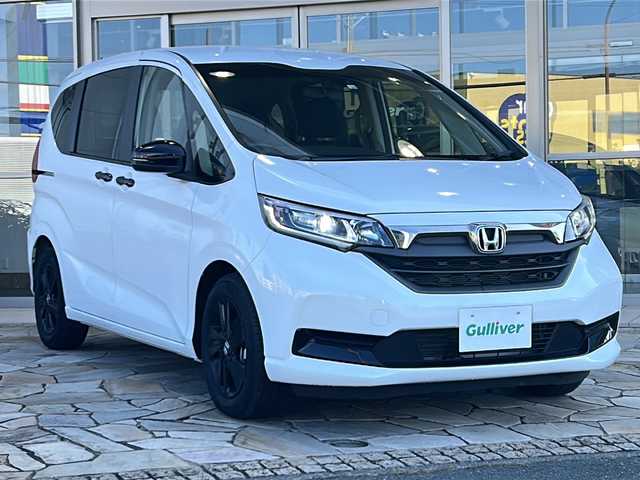 ホンダ フリード G ブラックスタイル 静岡県 2022(令4)年 1.4万km パール 純正ナビ（FM AM DVD SD フルセグTV Bluetooth）/バックカメラ/3列シート/両側パワースライドドア/アダプティブクルーズコントロール/シートヒーターD＋N席/チップアップシート/ETC/USB入力端子/ステアリングリモコン/ホンダセンシング/純正フロアマット/純正ナビアルミホイール/LEDヘッドライト/寒冷地仕様