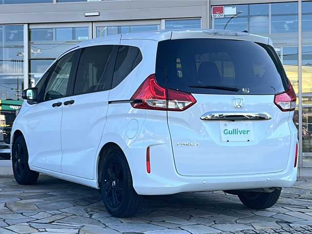 ホンダ フリード G ブラックスタイル 静岡県 2022(令4)年 1.4万km パール 純正ナビ（FM AM DVD SD フルセグTV Bluetooth）/バックカメラ/3列シート/両側パワースライドドア/アダプティブクルーズコントロール/シートヒーターD＋N席/チップアップシート/ETC/USB入力端子/ステアリングリモコン/ホンダセンシング/純正フロアマット/純正ナビアルミホイール/LEDヘッドライト/寒冷地仕様