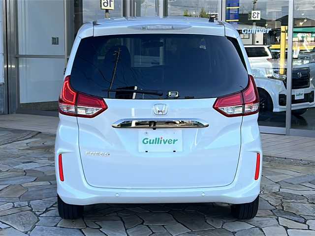 ホンダ フリード G ブラックスタイル 静岡県 2022(令4)年 1.4万km パール 純正ナビ（FM AM DVD SD フルセグTV Bluetooth）/バックカメラ/3列シート/両側パワースライドドア/アダプティブクルーズコントロール/シートヒーターD＋N席/チップアップシート/ETC/USB入力端子/ステアリングリモコン/ホンダセンシング/純正フロアマット/純正ナビアルミホイール/LEDヘッドライト/寒冷地仕様