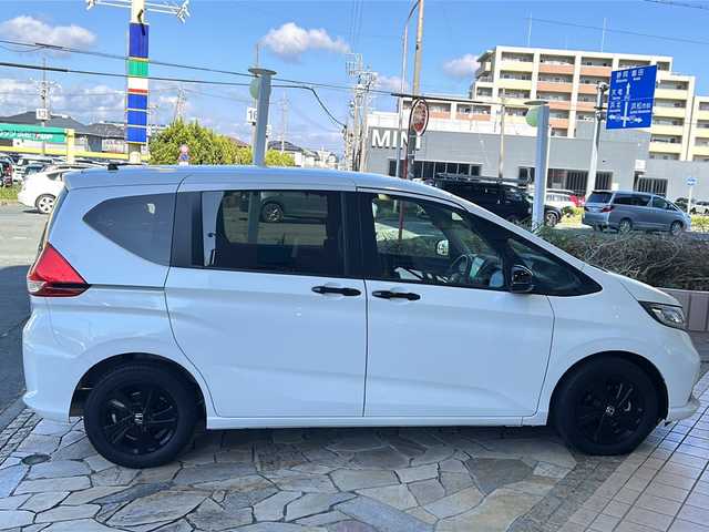 ホンダ フリード G ブラックスタイル 静岡県 2022(令4)年 1.4万km パール 純正ナビ（FM AM DVD SD フルセグTV Bluetooth）/バックカメラ/3列シート/両側パワースライドドア/アダプティブクルーズコントロール/シートヒーターD＋N席/チップアップシート/ETC/USB入力端子/ステアリングリモコン/ホンダセンシング/純正フロアマット/純正ナビアルミホイール/LEDヘッドライト/寒冷地仕様