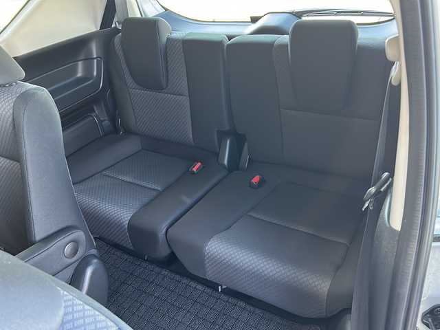 ホンダ フリード G ブラックスタイル 静岡県 2022(令4)年 1.4万km パール 純正ナビ（FM AM DVD SD フルセグTV Bluetooth）/バックカメラ/3列シート/両側パワースライドドア/アダプティブクルーズコントロール/シートヒーターD＋N席/チップアップシート/ETC/USB入力端子/ステアリングリモコン/ホンダセンシング/純正フロアマット/純正ナビアルミホイール/LEDヘッドライト/寒冷地仕様