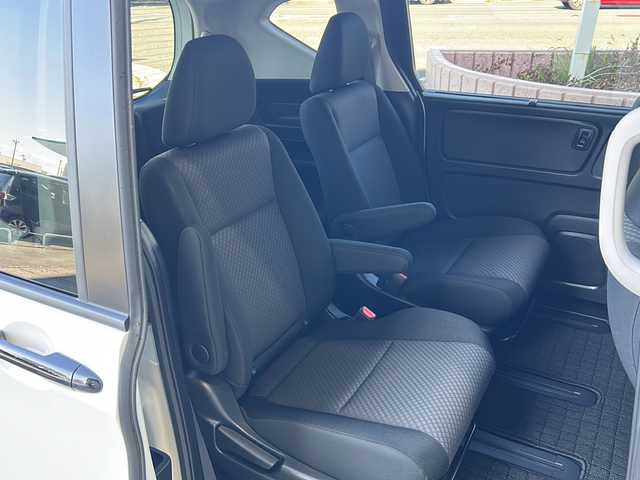 ホンダ フリード G ブラックスタイル 静岡県 2022(令4)年 1.4万km パール 純正ナビ（FM AM DVD SD フルセグTV Bluetooth）/バックカメラ/3列シート/両側パワースライドドア/アダプティブクルーズコントロール/シートヒーターD＋N席/チップアップシート/ETC/USB入力端子/ステアリングリモコン/ホンダセンシング/純正フロアマット/純正ナビアルミホイール/LEDヘッドライト/寒冷地仕様