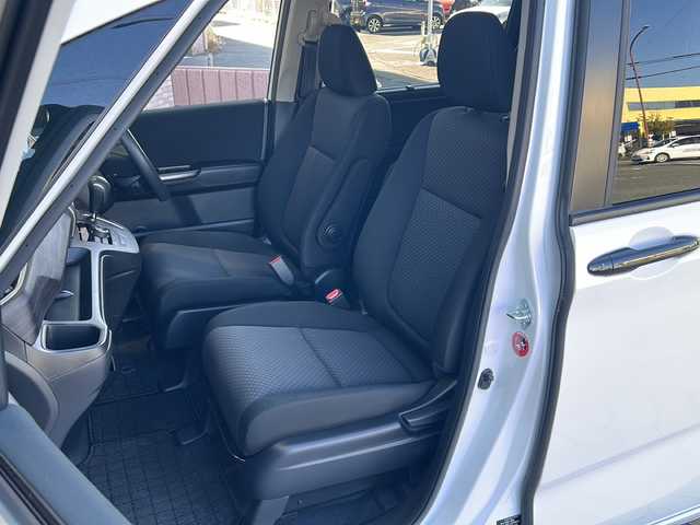 ホンダ フリード G ブラックスタイル 静岡県 2022(令4)年 1.4万km パール 純正ナビ（FM AM DVD SD フルセグTV Bluetooth）/バックカメラ/3列シート/両側パワースライドドア/アダプティブクルーズコントロール/シートヒーターD＋N席/チップアップシート/ETC/USB入力端子/ステアリングリモコン/ホンダセンシング/純正フロアマット/純正ナビアルミホイール/LEDヘッドライト/寒冷地仕様