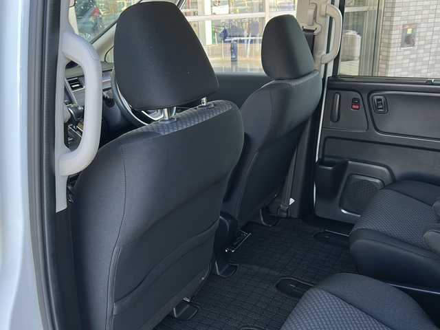 ホンダ フリード G ブラックスタイル 静岡県 2022(令4)年 1.4万km パール 純正ナビ（FM AM DVD SD フルセグTV Bluetooth）/バックカメラ/3列シート/両側パワースライドドア/アダプティブクルーズコントロール/シートヒーターD＋N席/チップアップシート/ETC/USB入力端子/ステアリングリモコン/ホンダセンシング/純正フロアマット/純正ナビアルミホイール/LEDヘッドライト/寒冷地仕様