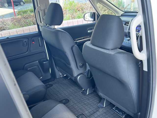 ホンダ フリード G ブラックスタイル 静岡県 2022(令4)年 1.4万km パール 純正ナビ（FM AM DVD SD フルセグTV Bluetooth）/バックカメラ/3列シート/両側パワースライドドア/アダプティブクルーズコントロール/シートヒーターD＋N席/チップアップシート/ETC/USB入力端子/ステアリングリモコン/ホンダセンシング/純正フロアマット/純正ナビアルミホイール/LEDヘッドライト/寒冷地仕様