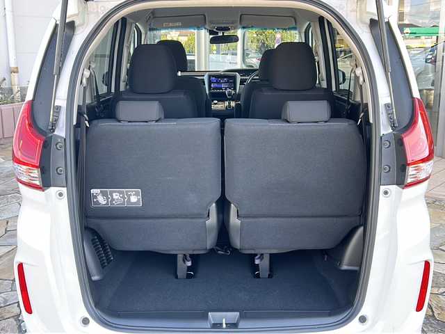 ホンダ フリード G ブラックスタイル 静岡県 2022(令4)年 1.4万km パール 純正ナビ（FM AM DVD SD フルセグTV Bluetooth）/バックカメラ/3列シート/両側パワースライドドア/アダプティブクルーズコントロール/シートヒーターD＋N席/チップアップシート/ETC/USB入力端子/ステアリングリモコン/ホンダセンシング/純正フロアマット/純正ナビアルミホイール/LEDヘッドライト/寒冷地仕様