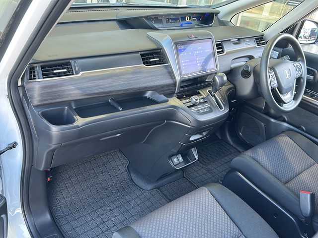 ホンダ フリード G ブラックスタイル 静岡県 2022(令4)年 1.4万km パール 純正ナビ（FM AM DVD SD フルセグTV Bluetooth）/バックカメラ/3列シート/両側パワースライドドア/アダプティブクルーズコントロール/シートヒーターD＋N席/チップアップシート/ETC/USB入力端子/ステアリングリモコン/ホンダセンシング/純正フロアマット/純正ナビアルミホイール/LEDヘッドライト/寒冷地仕様