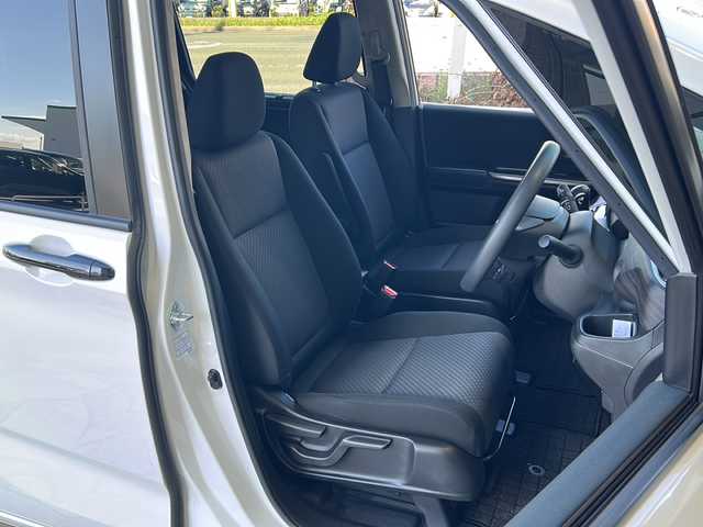 ホンダ フリード G ブラックスタイル 静岡県 2022(令4)年 1.4万km パール 純正ナビ（FM AM DVD SD フルセグTV Bluetooth）/バックカメラ/3列シート/両側パワースライドドア/アダプティブクルーズコントロール/シートヒーターD＋N席/チップアップシート/ETC/USB入力端子/ステアリングリモコン/ホンダセンシング/純正フロアマット/純正ナビアルミホイール/LEDヘッドライト/寒冷地仕様