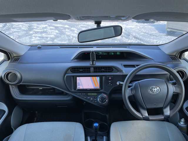 トヨタ アクア L 道央・札幌 2013(平25)年 18.7万km スーパーホワイトⅡ 寒冷地仕様/社外メモリーナビ/AM/FM/CD/SD/バックカメラ/ビルトインETC/アイドリングストップ/ワイパーデアイサー/EVMODE/ECOMODE/リモコンキー/ハロゲンヘッドライト/ヘッドライトレベライザー/電動格納ミラー/ウィンカーミラー/純正フロアマット/ドアバイザー/スペアキー