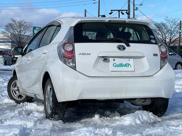 トヨタ アクア L 道央・札幌 2013(平25)年 18.7万km スーパーホワイトⅡ 寒冷地仕様/社外メモリーナビ/AM/FM/CD/SD/バックカメラ/ビルトインETC/アイドリングストップ/ワイパーデアイサー/EVMODE/ECOMODE/リモコンキー/ハロゲンヘッドライト/ヘッドライトレベライザー/電動格納ミラー/ウィンカーミラー/純正フロアマット/ドアバイザー/スペアキー