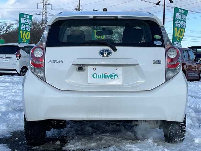 トヨタ アクア L 道央・札幌 2013(平25)年 18.7万km スーパーホワイトⅡ 寒冷地仕様/社外メモリーナビ/AM/FM/CD/SD/バックカメラ/ビルトインETC/アイドリングストップ/ワイパーデアイサー/EVMODE/ECOMODE/リモコンキー/ハロゲンヘッドライト/ヘッドライトレベライザー/電動格納ミラー/ウィンカーミラー/純正フロアマット/ドアバイザー/スペアキー