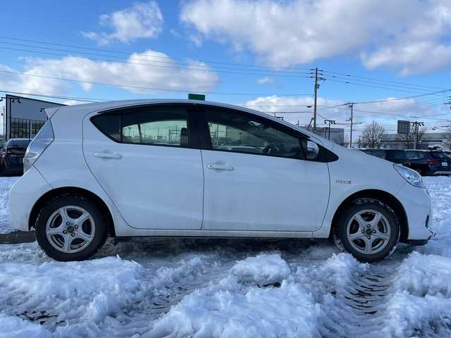 トヨタ アクア L 道央・札幌 2013(平25)年 18.7万km スーパーホワイトⅡ 寒冷地仕様/社外メモリーナビ/AM/FM/CD/SD/バックカメラ/ビルトインETC/アイドリングストップ/ワイパーデアイサー/EVMODE/ECOMODE/リモコンキー/ハロゲンヘッドライト/ヘッドライトレベライザー/電動格納ミラー/ウィンカーミラー/純正フロアマット/ドアバイザー/スペアキー