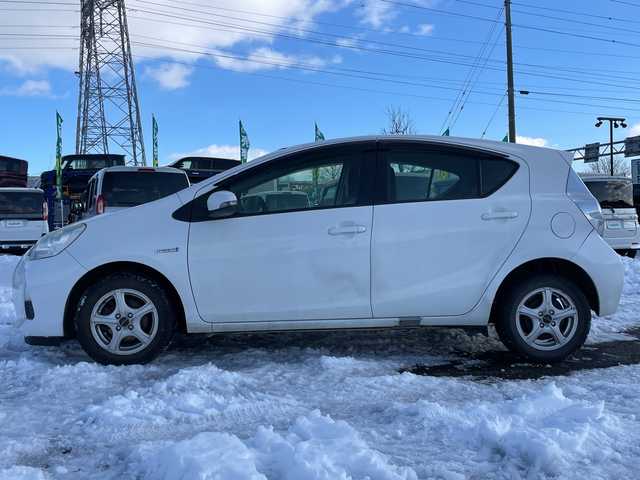 トヨタ アクア L 道央・札幌 2013(平25)年 18.7万km スーパーホワイトⅡ 寒冷地仕様/社外メモリーナビ/AM/FM/CD/SD/バックカメラ/ビルトインETC/アイドリングストップ/ワイパーデアイサー/EVMODE/ECOMODE/リモコンキー/ハロゲンヘッドライト/ヘッドライトレベライザー/電動格納ミラー/ウィンカーミラー/純正フロアマット/ドアバイザー/スペアキー