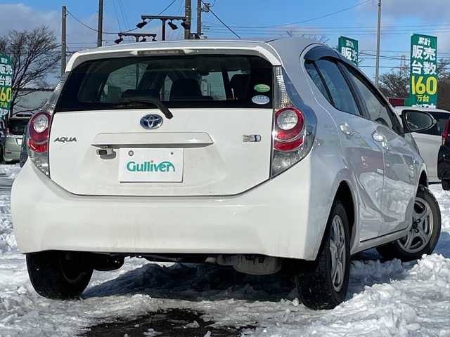 トヨタ アクア L 道央・札幌 2013(平25)年 18.7万km スーパーホワイトⅡ 寒冷地仕様/社外メモリーナビ/AM/FM/CD/SD/バックカメラ/ビルトインETC/アイドリングストップ/ワイパーデアイサー/EVMODE/ECOMODE/リモコンキー/ハロゲンヘッドライト/ヘッドライトレベライザー/電動格納ミラー/ウィンカーミラー/純正フロアマット/ドアバイザー/スペアキー