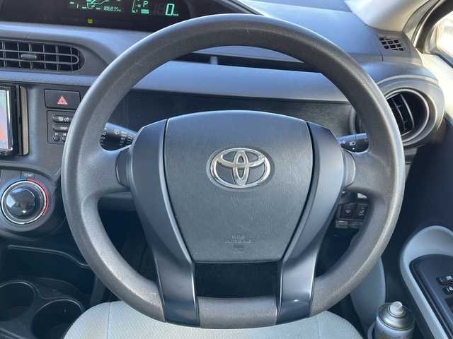 トヨタ アクア L 道央・札幌 2013(平25)年 18.7万km スーパーホワイトⅡ 寒冷地仕様/社外メモリーナビ/AM/FM/CD/SD/バックカメラ/ビルトインETC/アイドリングストップ/ワイパーデアイサー/EVMODE/ECOMODE/リモコンキー/ハロゲンヘッドライト/ヘッドライトレベライザー/電動格納ミラー/ウィンカーミラー/純正フロアマット/ドアバイザー/スペアキー