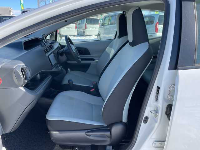 トヨタ アクア L 道央・札幌 2013(平25)年 18.7万km スーパーホワイトⅡ 寒冷地仕様/社外メモリーナビ/AM/FM/CD/SD/バックカメラ/ビルトインETC/アイドリングストップ/ワイパーデアイサー/EVMODE/ECOMODE/リモコンキー/ハロゲンヘッドライト/ヘッドライトレベライザー/電動格納ミラー/ウィンカーミラー/純正フロアマット/ドアバイザー/スペアキー